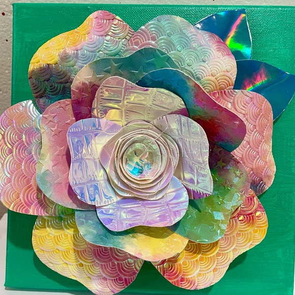 Vegan leather Iridescent mermaid flower on canvas - Picture 3 of 3